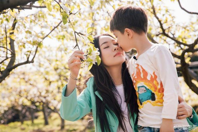 开车撞到了人，第一时间应该先叫救护车还是先打110？